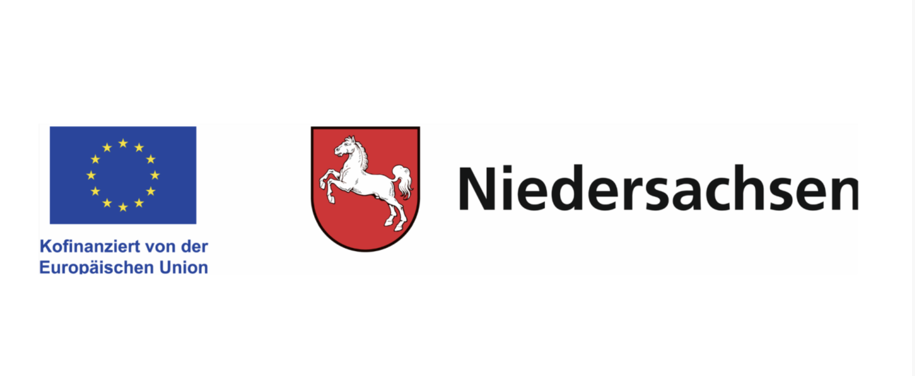 Ein Schweißer arbeitet mit Schutzhelm an einer Metallkonstruktion in einer Werkhalle.